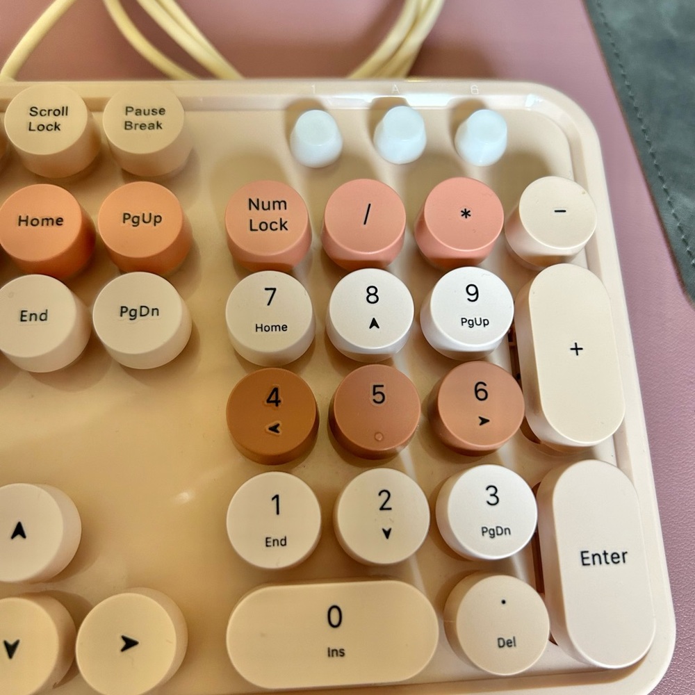Blush/Nude Pink Chunky Keyboard (wired) - Picture 5 of 5